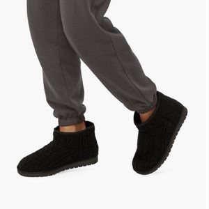 LYNN SHERPA ANKLE FUZZIE- black size 11